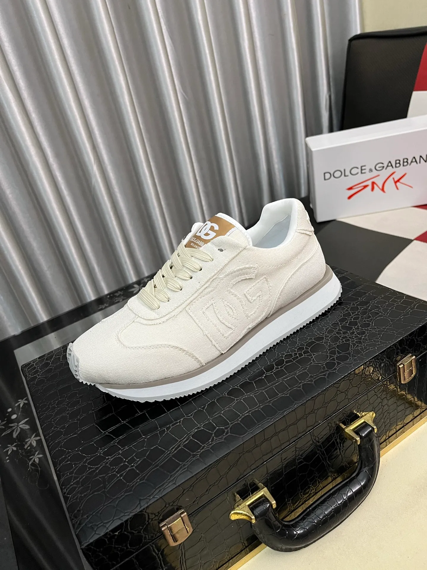 Men's shoes 💰458⌚️⌚️DG's latest popular casual shoes 🔥🔥, the tongue has the brand's iconic details, and the combination of silk cowhide and cow suede enhances the style. Fashionable and versatile, it can complement any look. Create an exquisite design with unique dynamic vitality and modern atmosphere, showing modern elegance. Size: 36-464️⃣colors available